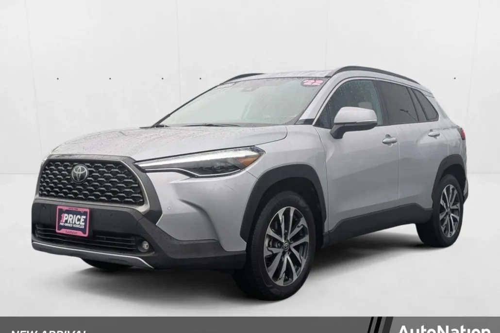 2022 Toyota Corolla Cross XLE photo 1