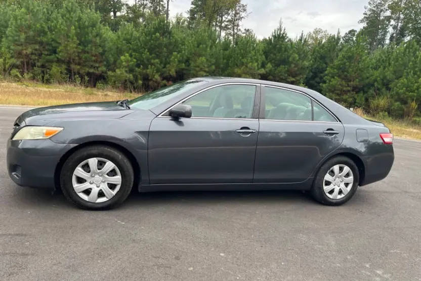 2010 Toyota Camry LE photo 1