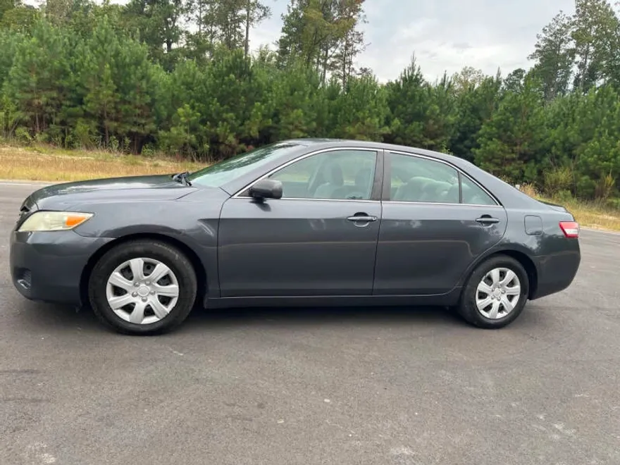 2010 Toyota Camry LE photo 1