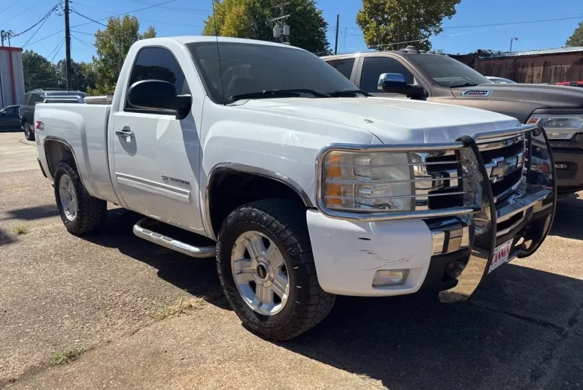 2011 Chevrolet Silverado 1500 LT photo 1