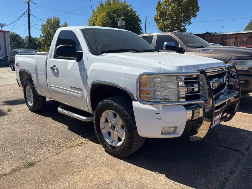 2011 Chevrolet Silverado 1500 LT photo 1