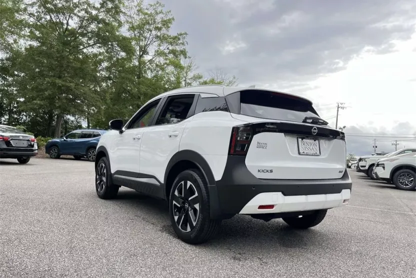 2025 Nissan Kicks SV photo 1