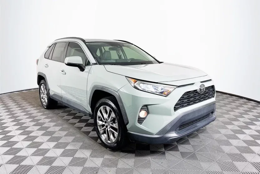 2020 Toyota RAV4 XLE Premium photo 1