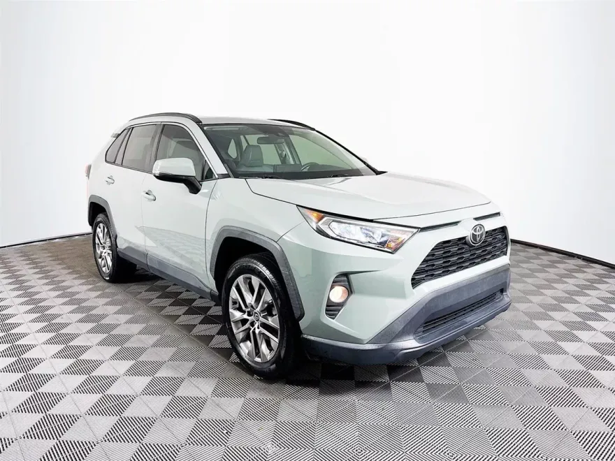 2020 Toyota RAV4 XLE Premium photo 1