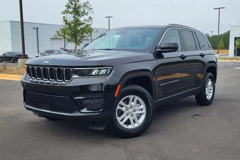 2024 Jeep Grand Cherokee Laredo photo 1