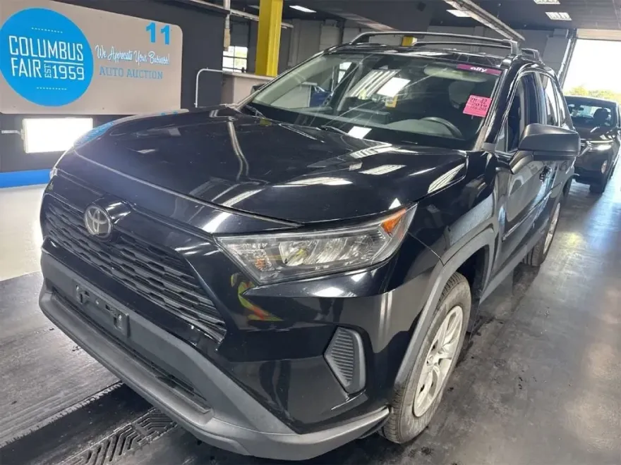 2019 Toyota RAV4 LE photo 1