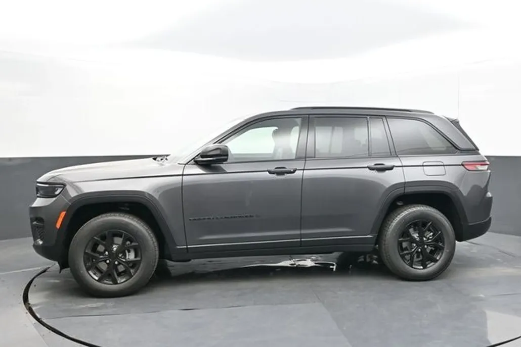 2025 Jeep Grand Cherokee Laredo Altitude photo 1