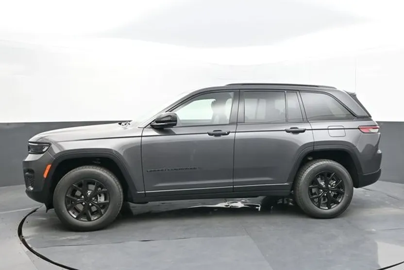 2025 Jeep Grand Cherokee Laredo Altitude photo 1