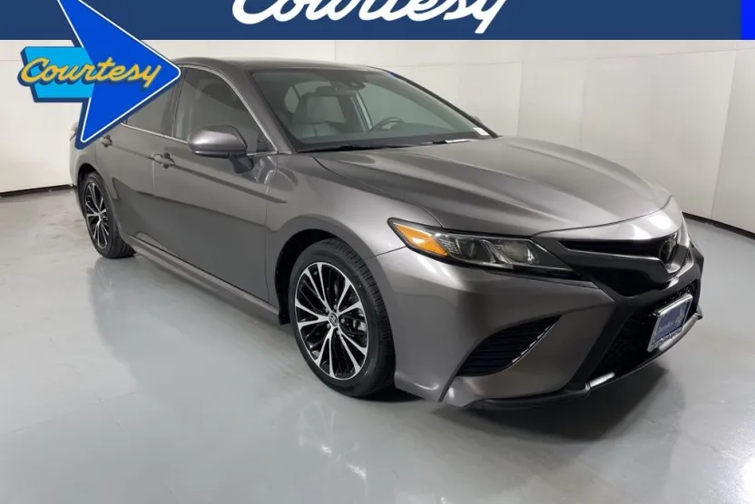 2020 Toyota Camry SE photo 1