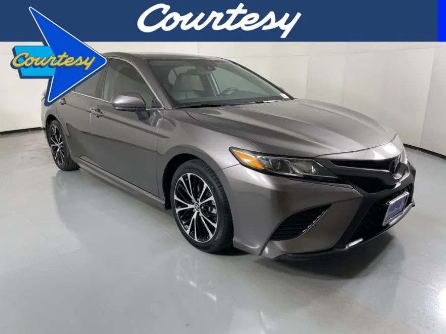 2020 Toyota Camry SE photo 1