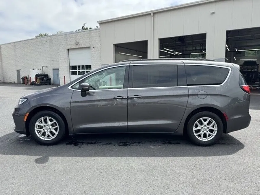 2022 Chrysler Pacifica Touring L photo 1