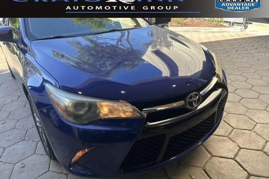 2016 Toyota Camry SE photo 1