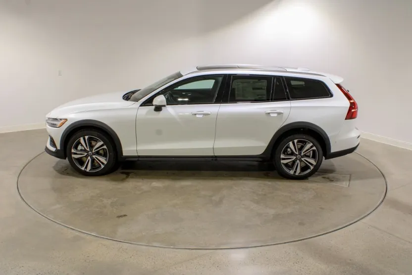 2026 Volvo V60 Plus photo 1