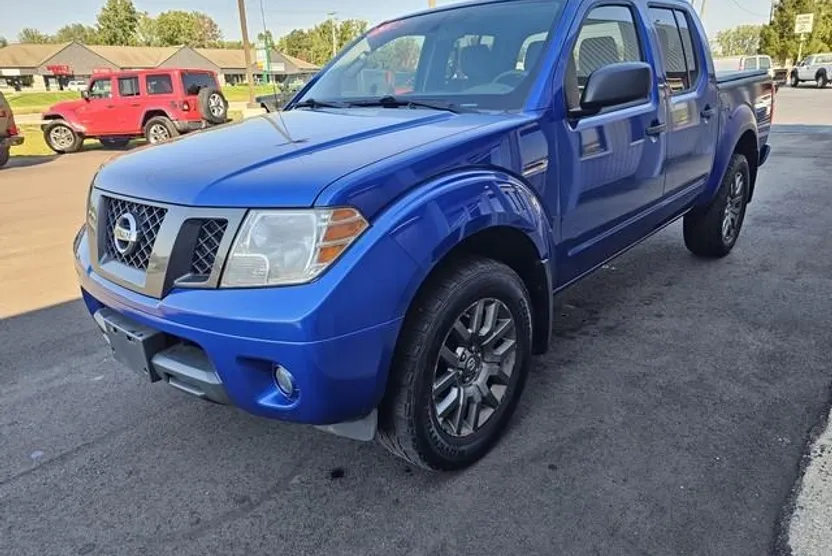 2012 Nissan Frontier Crew Cab SV photo 1