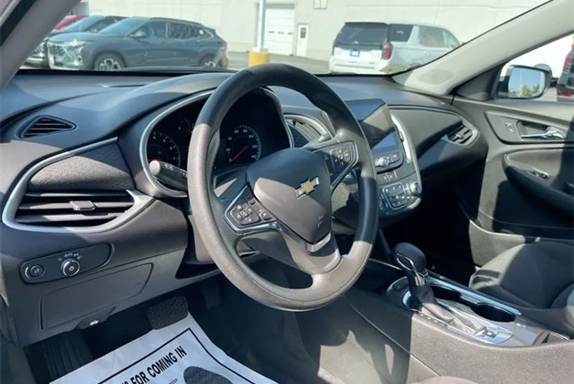 2024 Chevrolet Malibu 1LT photo 1