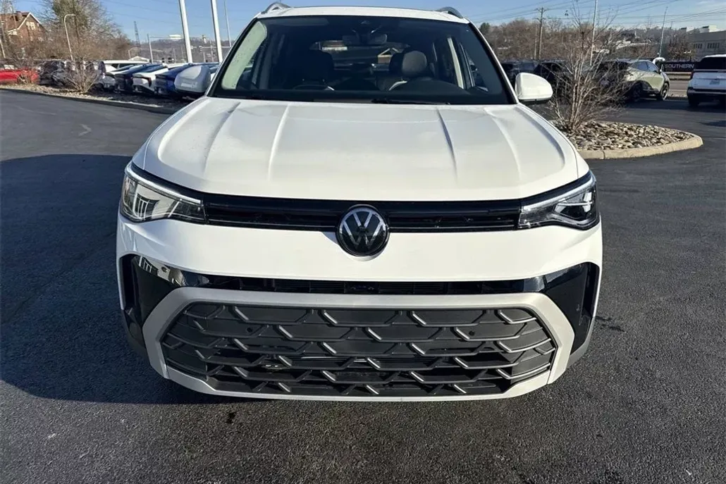 2025 Volkswagen Taos SE photo 1