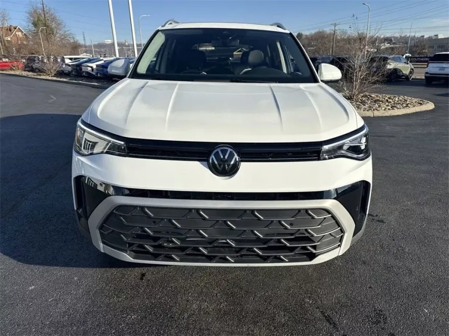 2025 Volkswagen Taos SE photo 1
