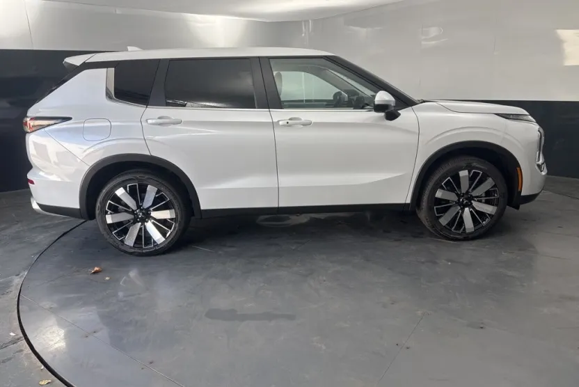2025 Mitsubishi Outlander SE photo 1