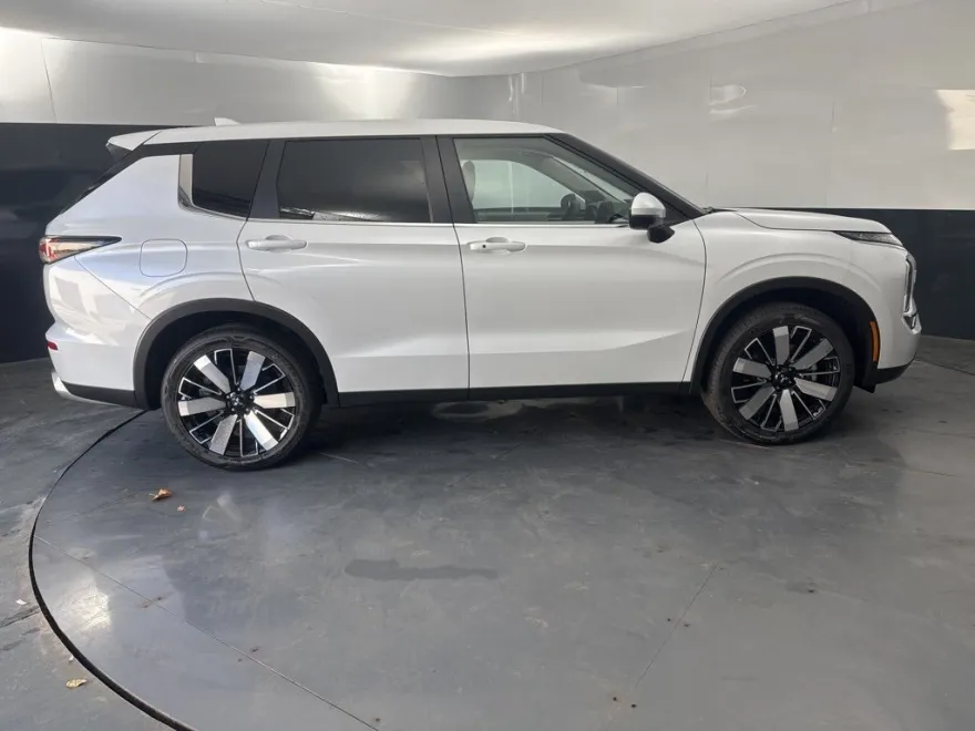 2025 Mitsubishi Outlander SE photo 1