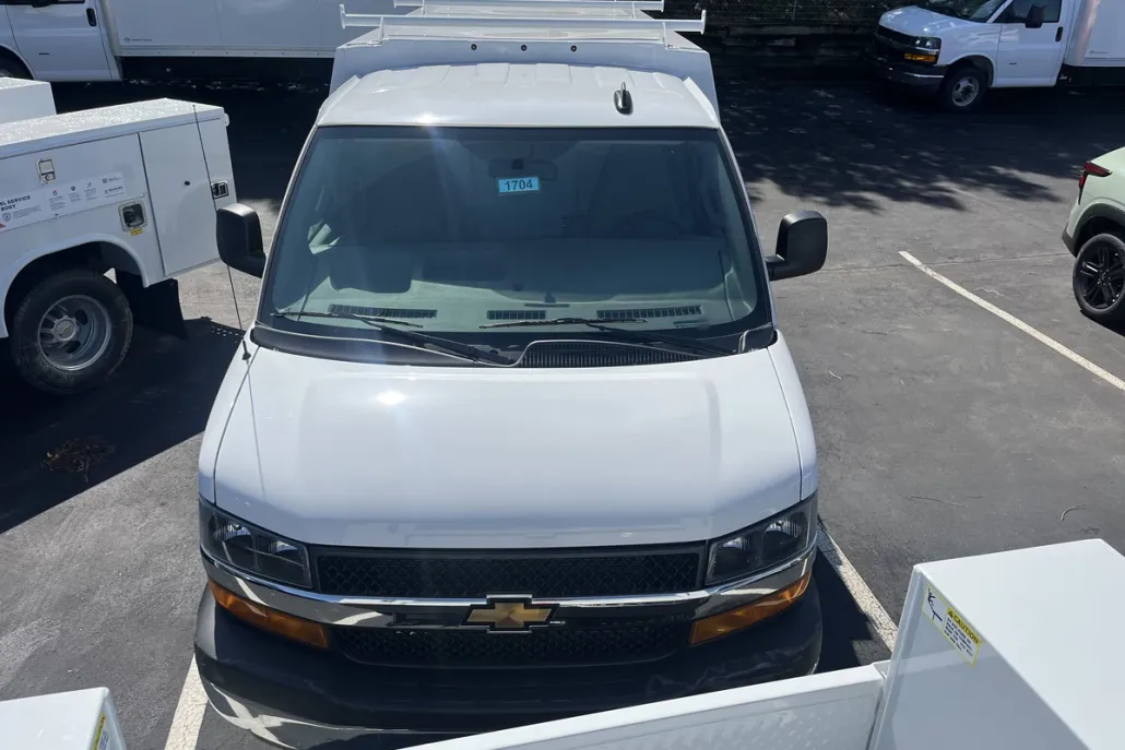 2024 Chevrolet Express Cutaway 3500 photo 1