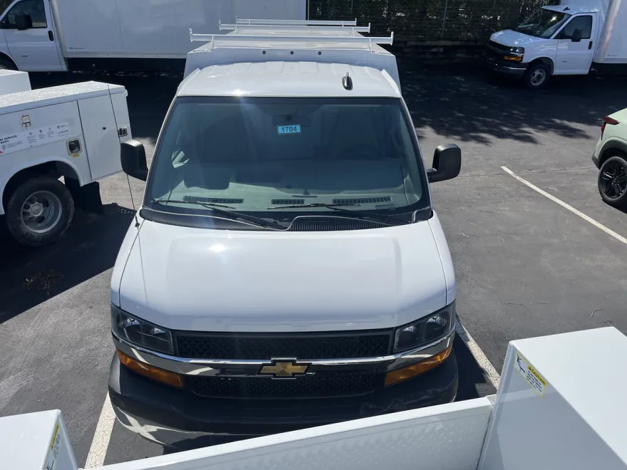2024 Chevrolet Express Cutaway 3500 photo 1