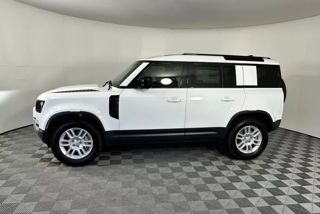 2025 Land Rover Defender S photo 1