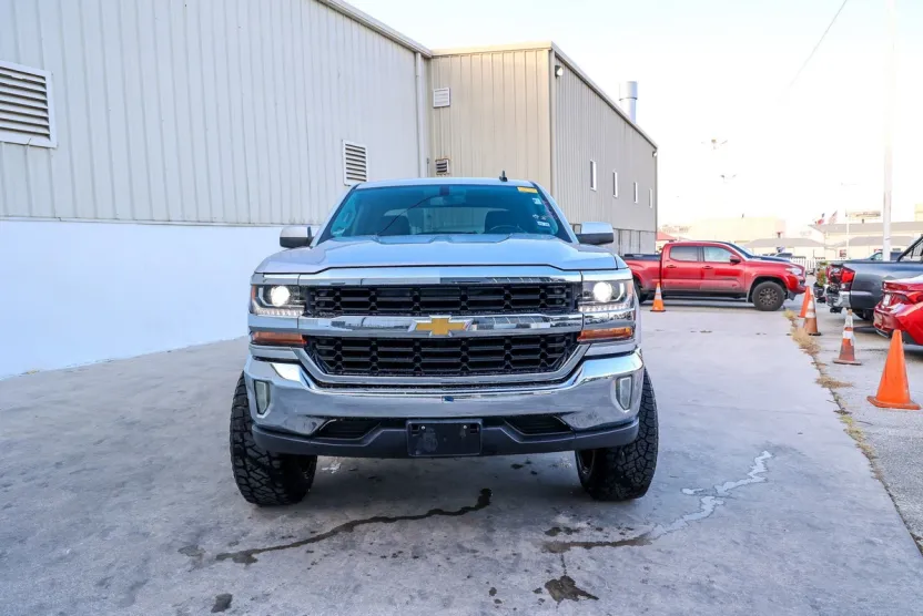 2017 Chevrolet Silverado LT photo 1
