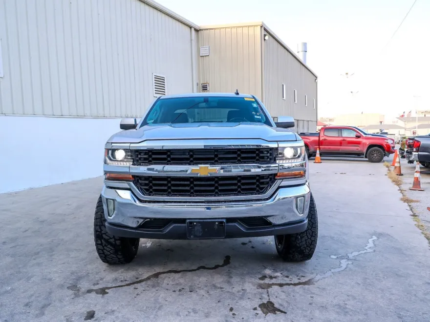 2017 Chevrolet Silverado LT photo 1