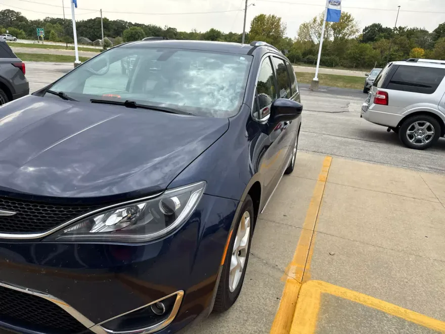 2018 Chrysler Pacifica Touring L photo 1