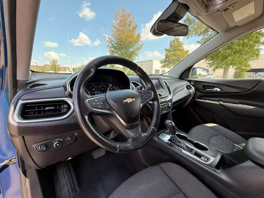 2021 Chevrolet Equinox LT photo 1