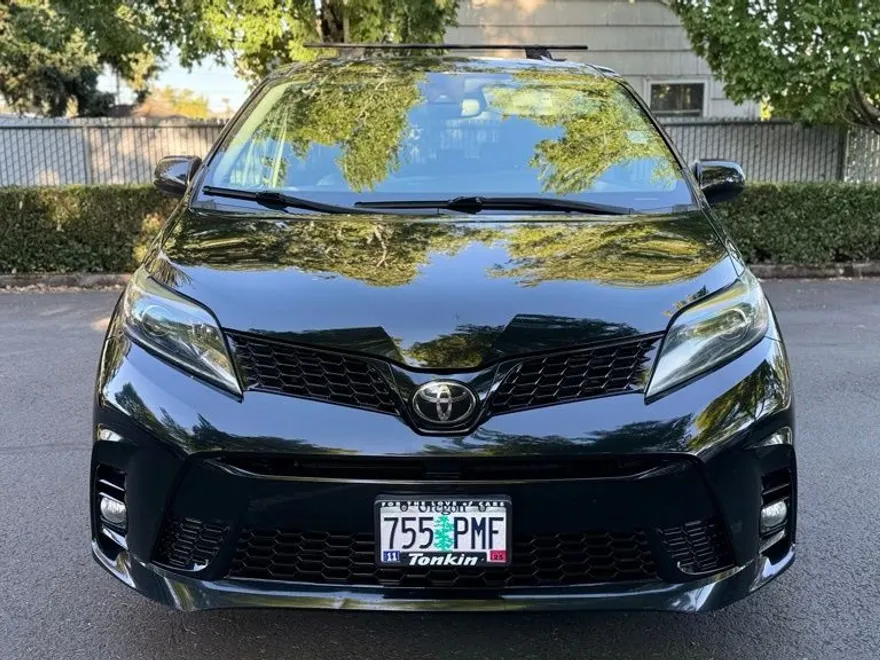 2020 Toyota Sienna SE Premium photo 1