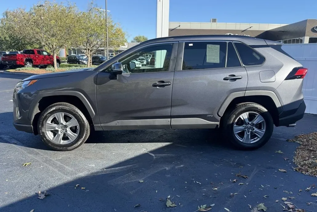 2022 Toyota RAV4 Hybrid XLE photo 1