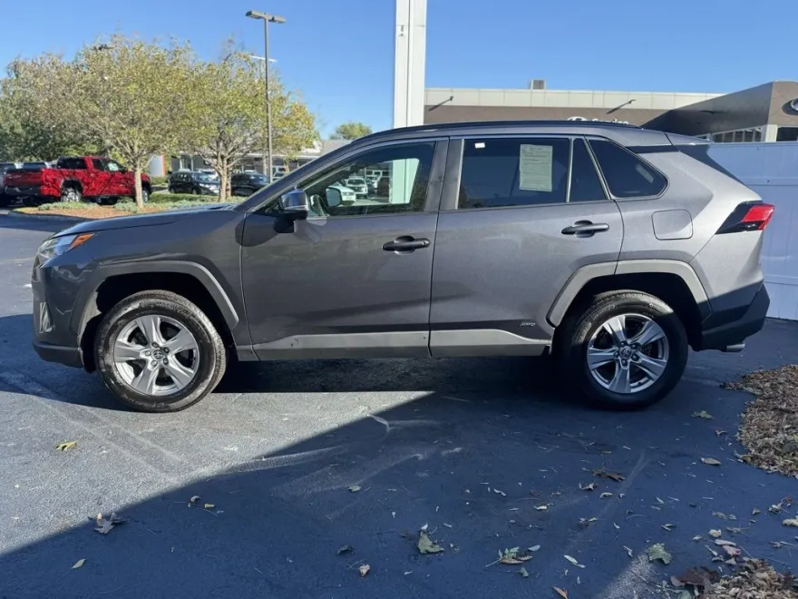 2022 Toyota RAV4 Hybrid XLE photo 1