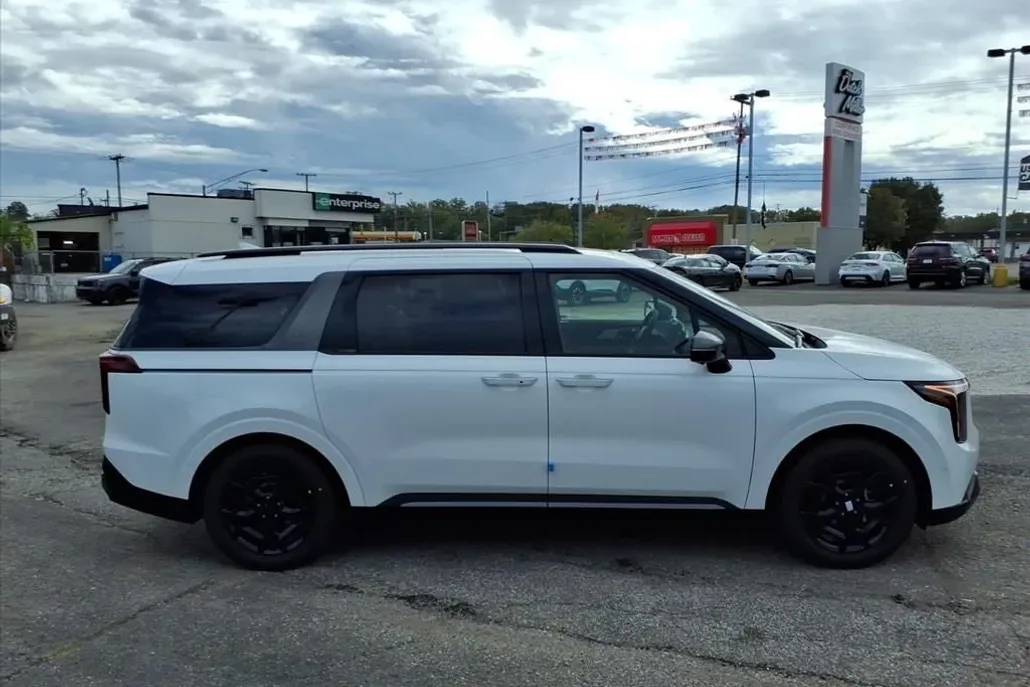2026 Kia Carnival SX photo 1