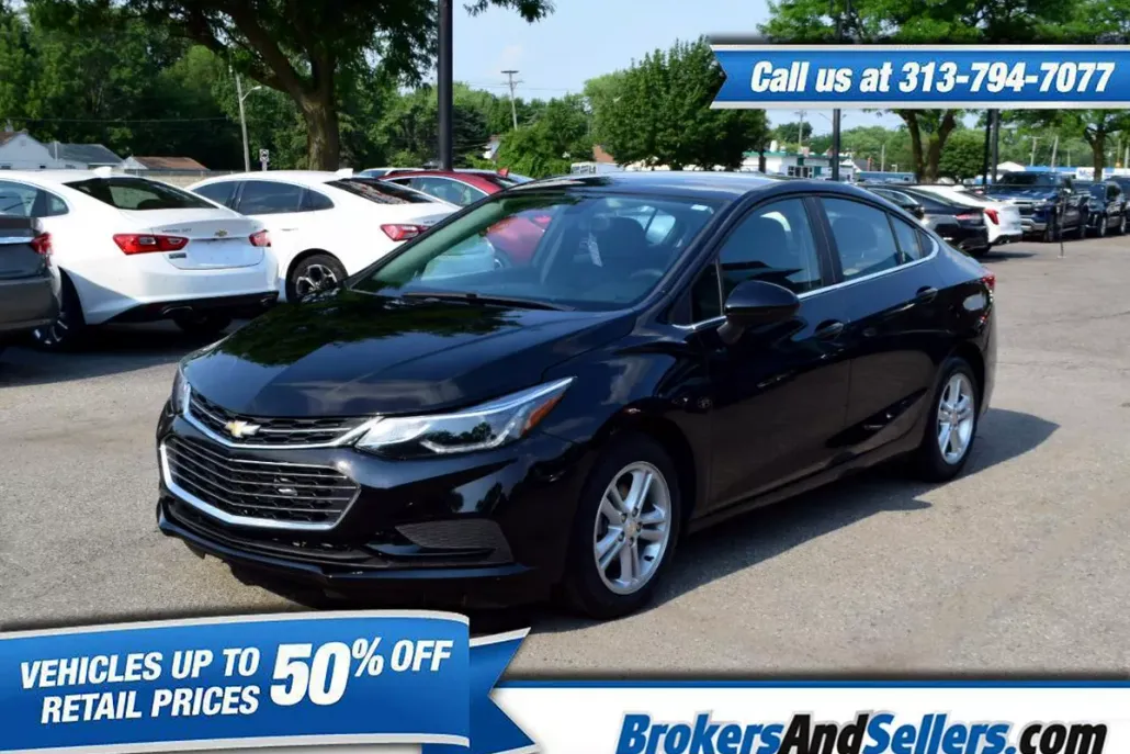 2017 Chevrolet Cruze LT photo 1