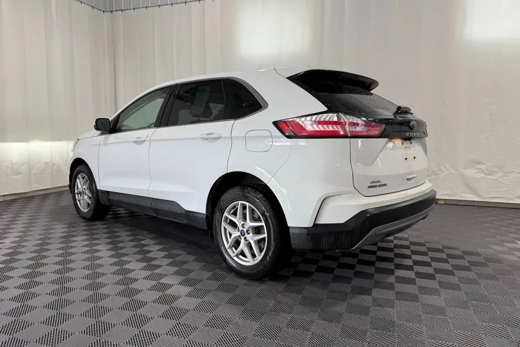 2022 Ford Edge SEL photo 1