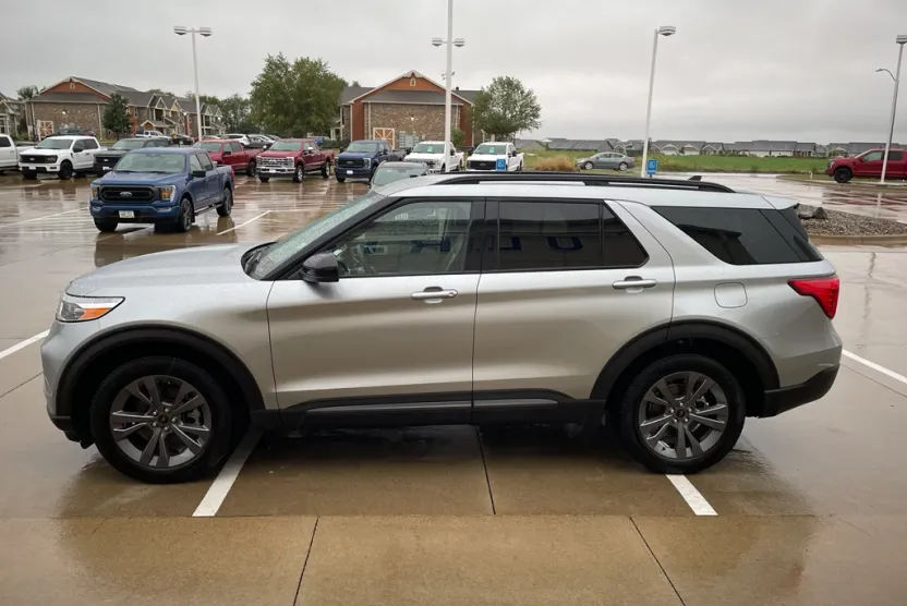 2023 Ford Explorer XLT photo 1