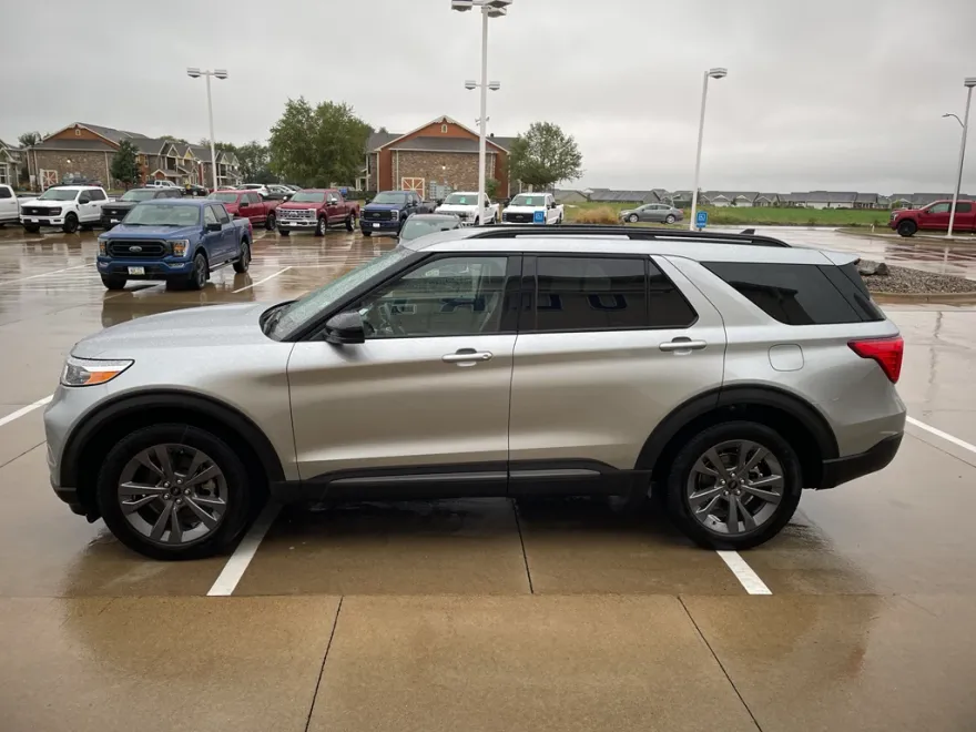 2023 Ford Explorer XLT photo 1