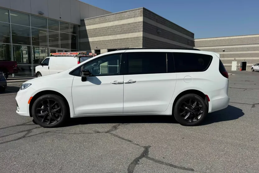 2025 Chrysler Pacifica Limited photo 1