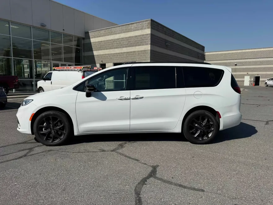 2025 Chrysler Pacifica Limited photo 1
