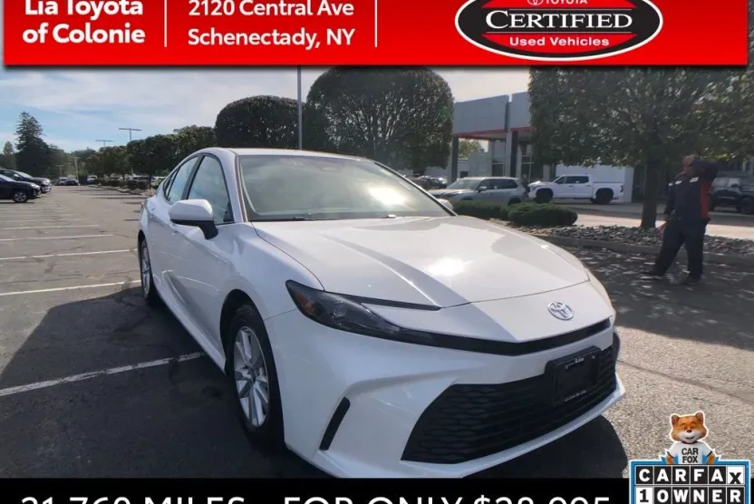 2025 Toyota Camry SE photo 1
