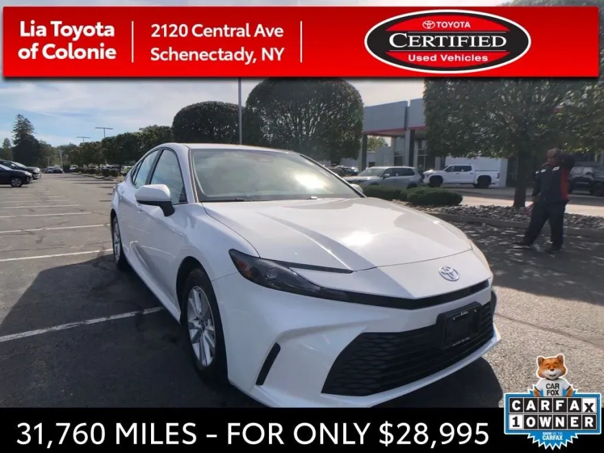 2025 Toyota Camry SE photo 1