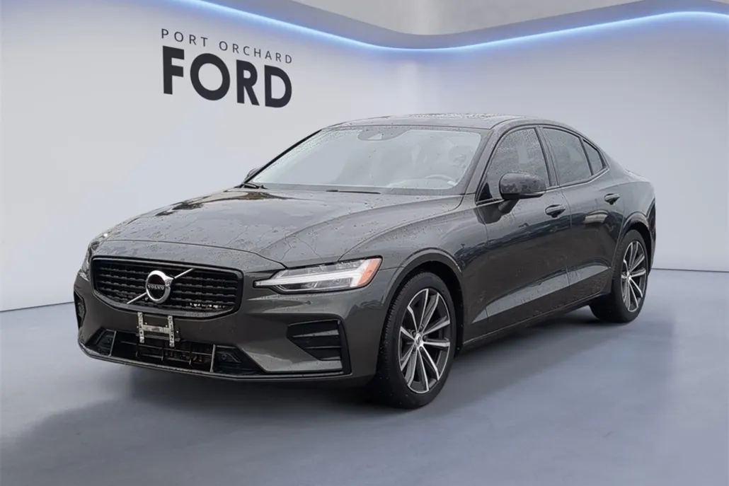 2022 Volvo S60 B5 Momentum photo 1
