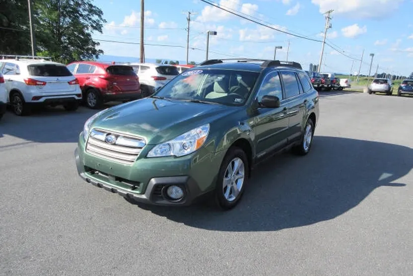 2013 Subaru Outback 2.5i Premium photo 1