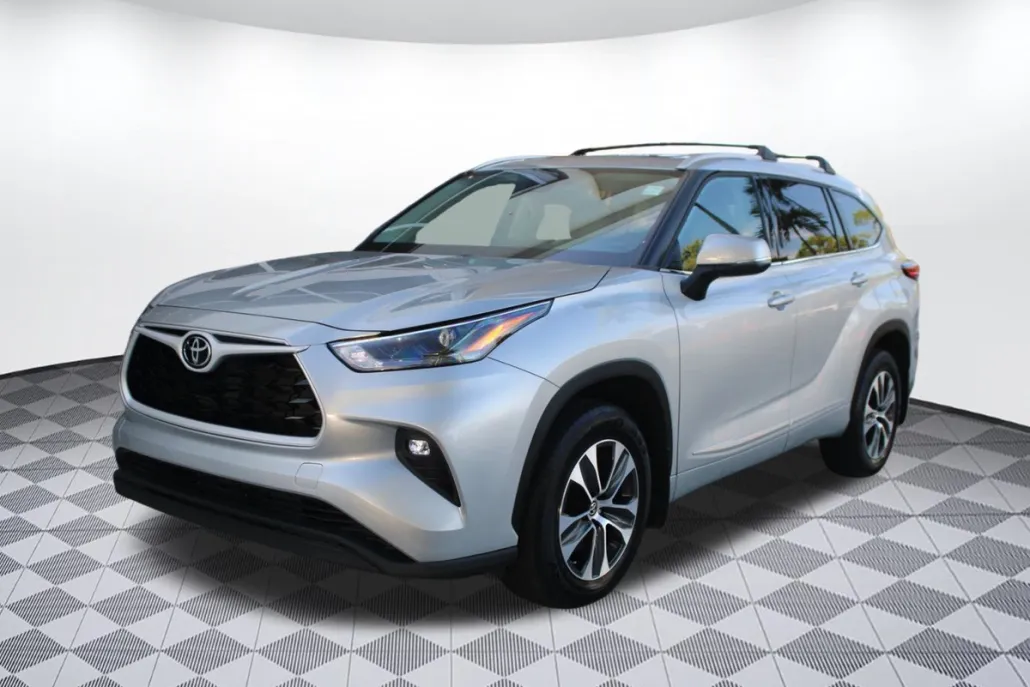 2022 Toyota Highlander XLE photo 1