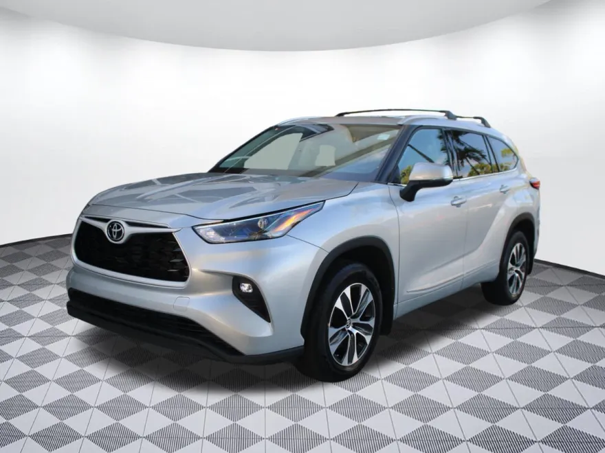2022 Toyota Highlander XLE photo 1