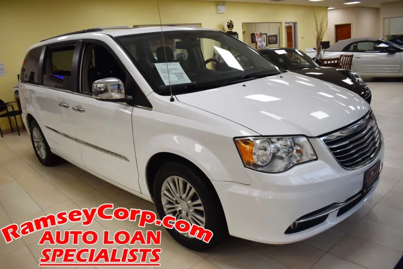 2016 Chrysler Town & Country photo 1