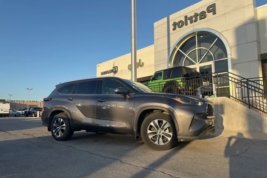 2022 Toyota Highlander Hybrid XLE photo 1