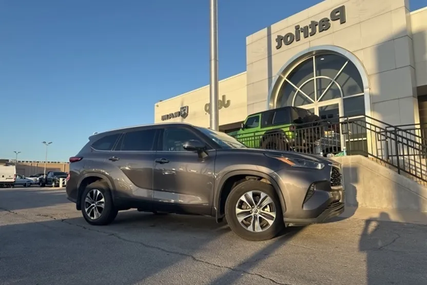 2022 Toyota Highlander Hybrid XLE photo 1