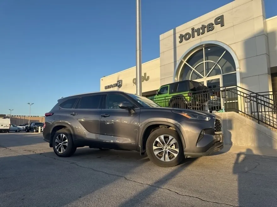 2022 Toyota Highlander Hybrid XLE photo 1